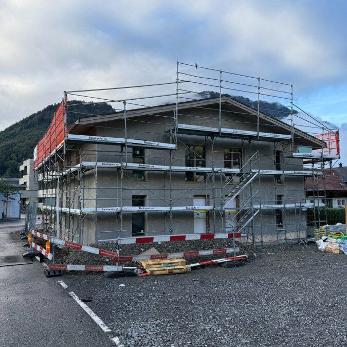 Die Fassade nimmt Gestalt an.